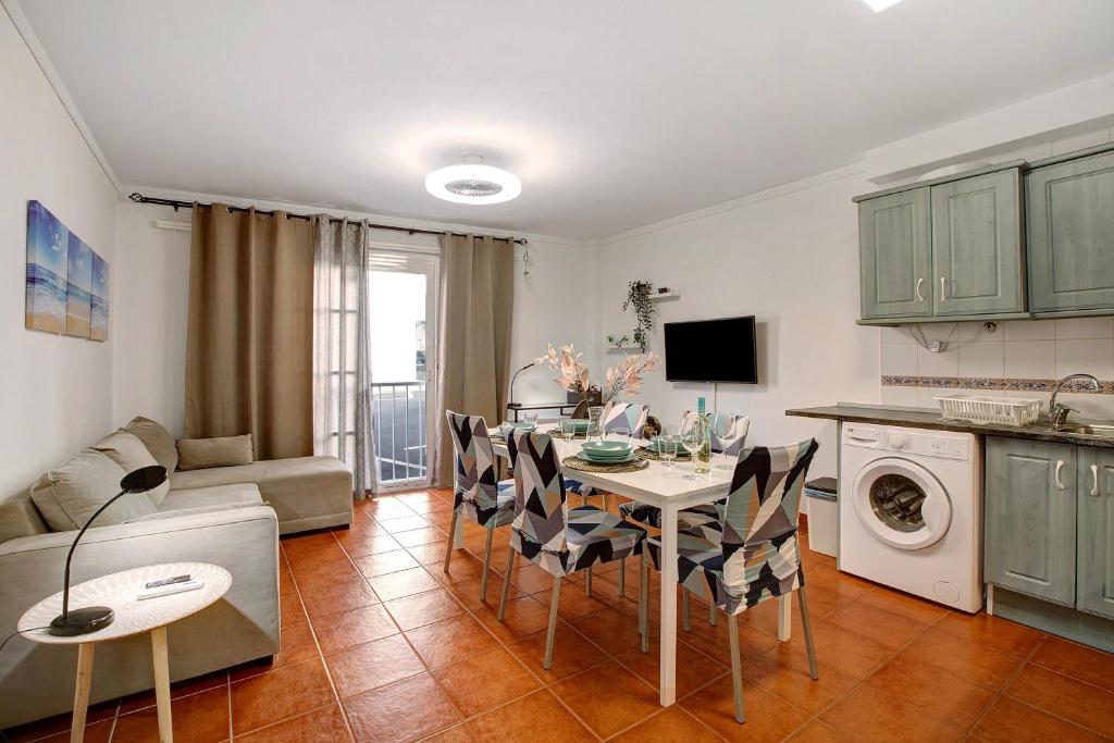 a kitchen and living room with a table and chairs at Mi refugio en La Jaca in Arico