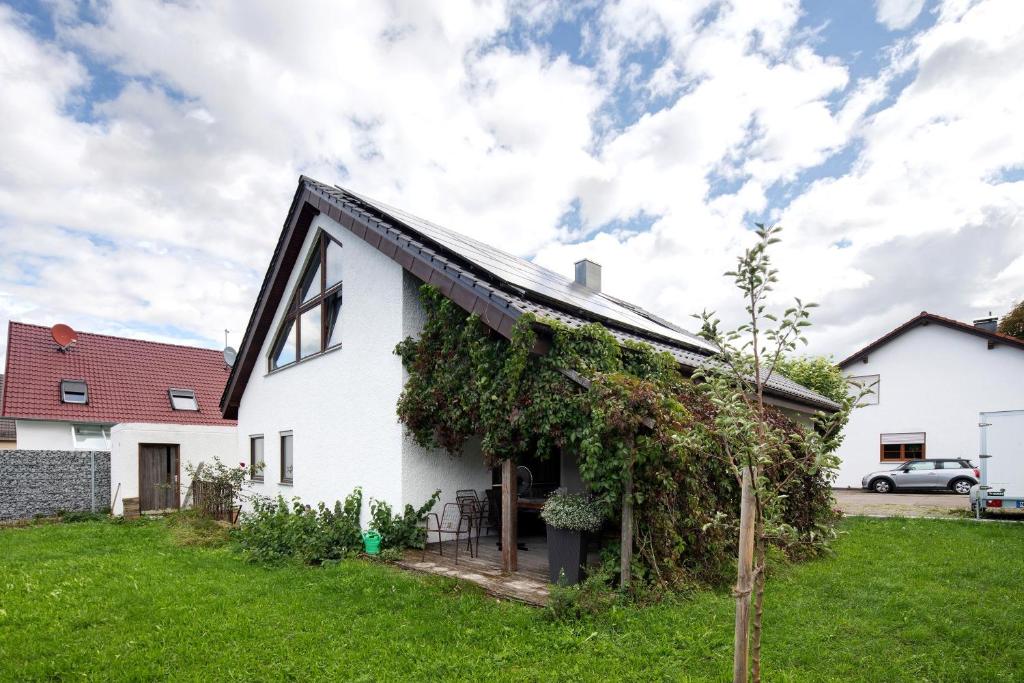 a white house with ivy on the side of it at Ferienwohnung In Bempflingen in Bempflingen