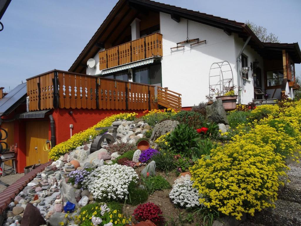 a garden of flowers in front of a house at Ferienwohnung Camilla Wagner in Amtzell