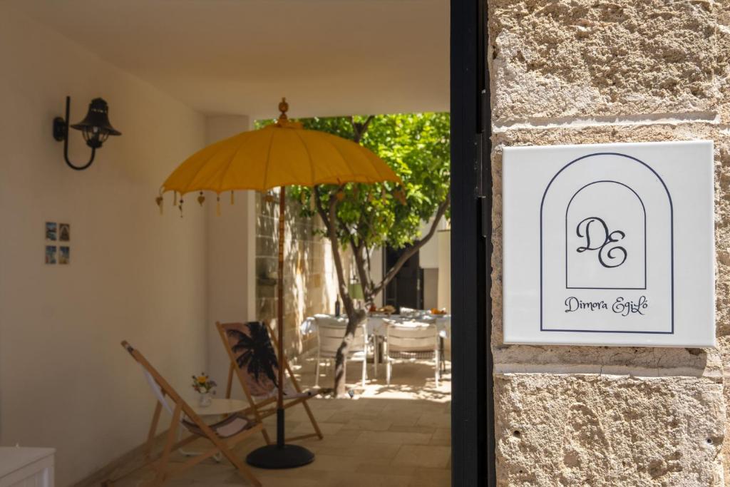 an open door to a patio with an umbrella at Dimora Egilò - Violet in Nardò