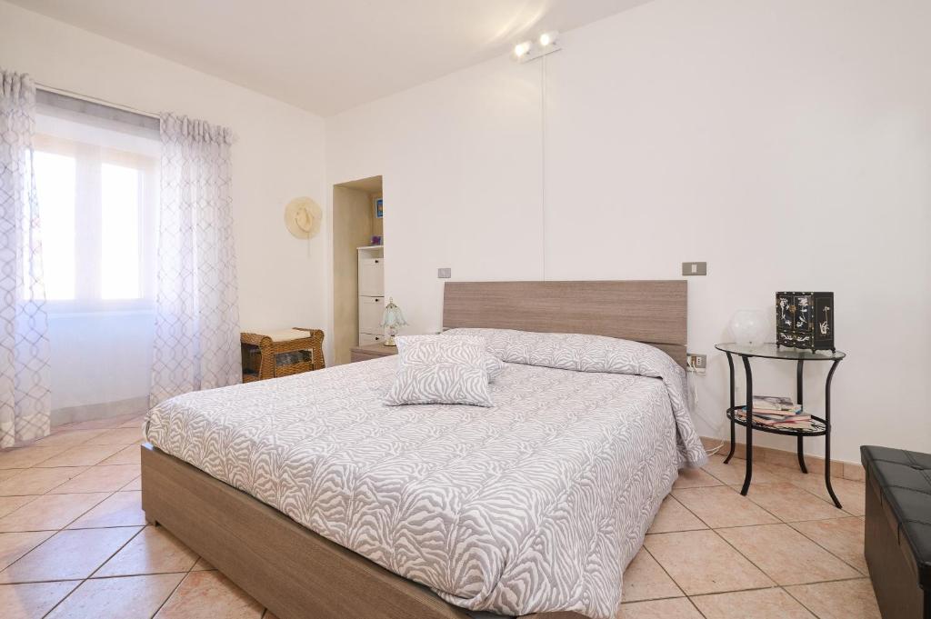 a bedroom with a large bed and a window at La Nicchia in Tirli