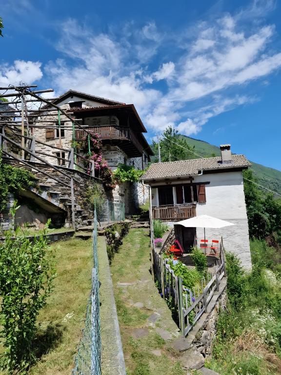 a house in a village with a fence at Casa Grande in Falmenta