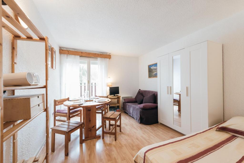 a small apartment with a table and a couch at Studio Barèges ski, rando, cure in Barèges