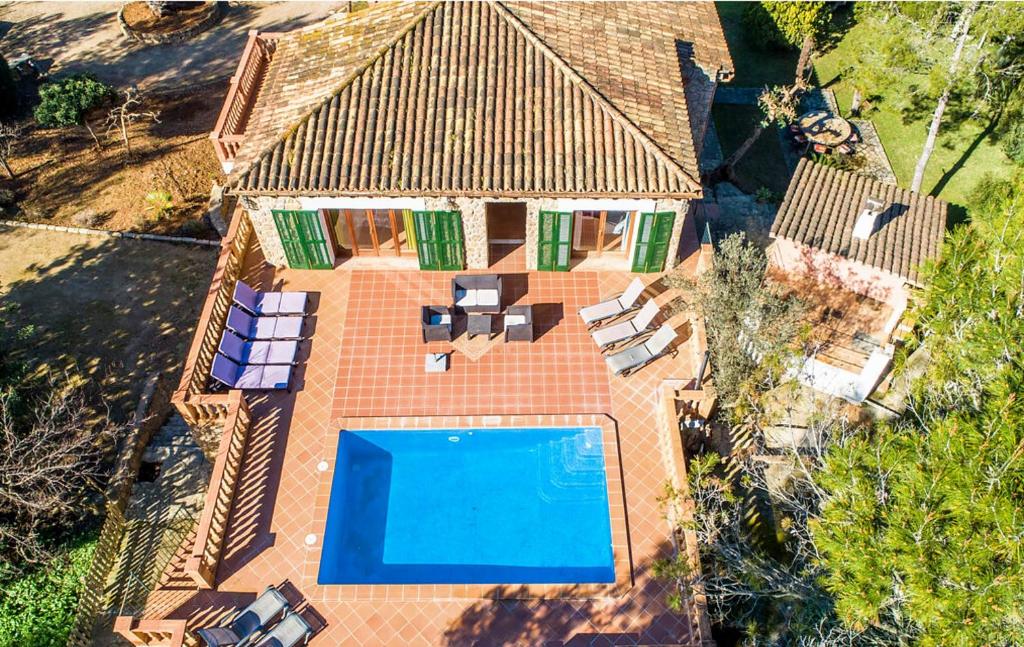 an overhead view of a house with a swimming pool at Son Grau in Alaró