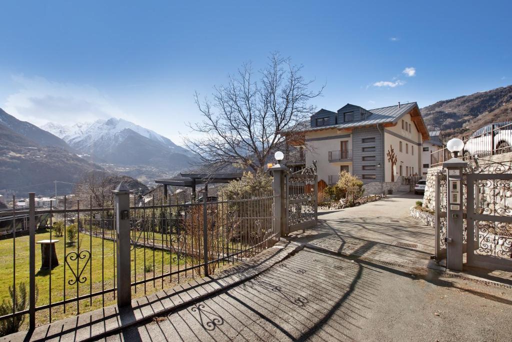 a gate to a house with mountains in the background at Verger Plein Soleil di Piero in Saint-Pierre