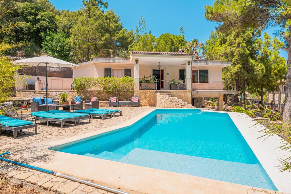 a swimming pool in front of a house at Villa Ses Basses in Mancor del Valle