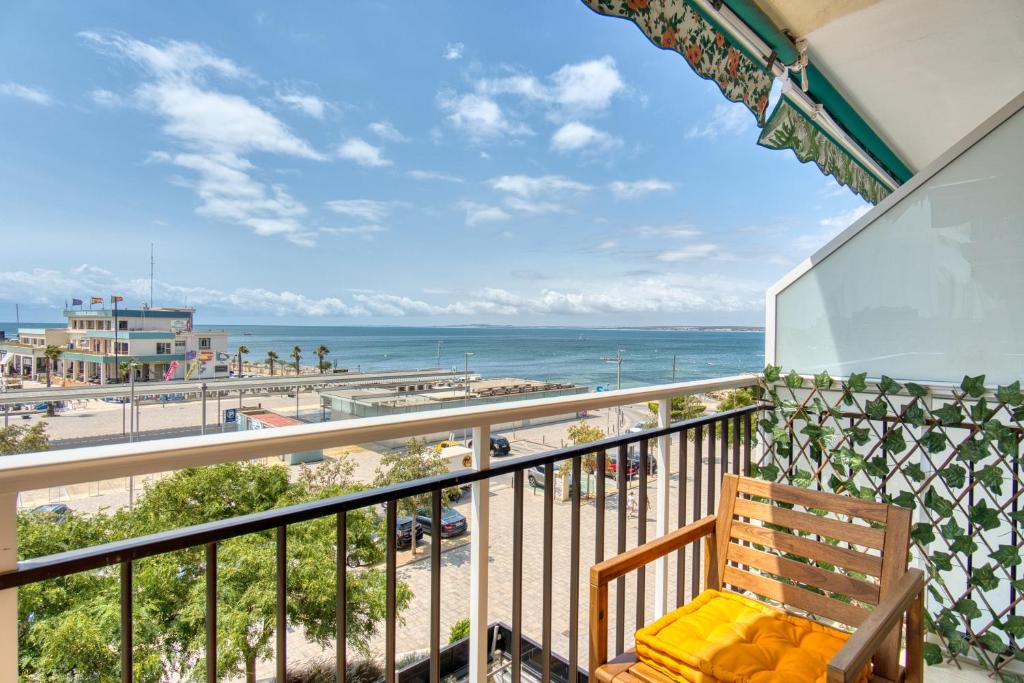 a balcony with a bench and a view of the beach at Sunflower Puerto Rico in Santa Pola