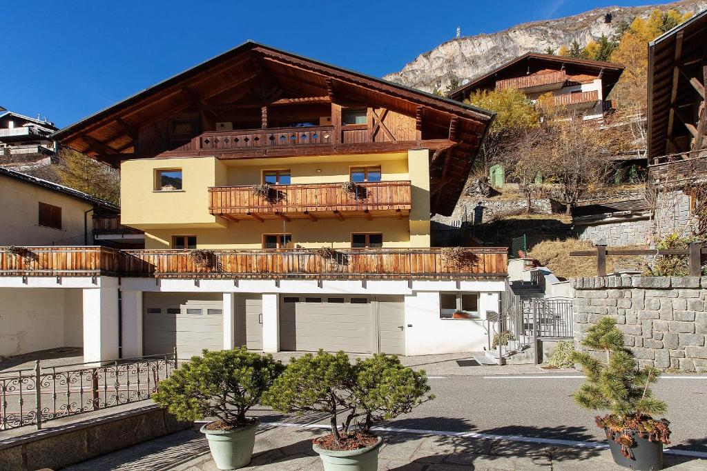 a large house with a balcony on top of it at Appartamenti Via Dell'Asilo in Valdidentro