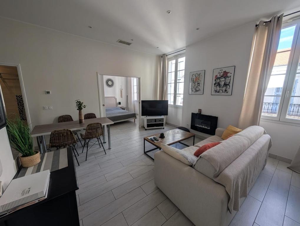 Rue Antibes- Modern - Central
