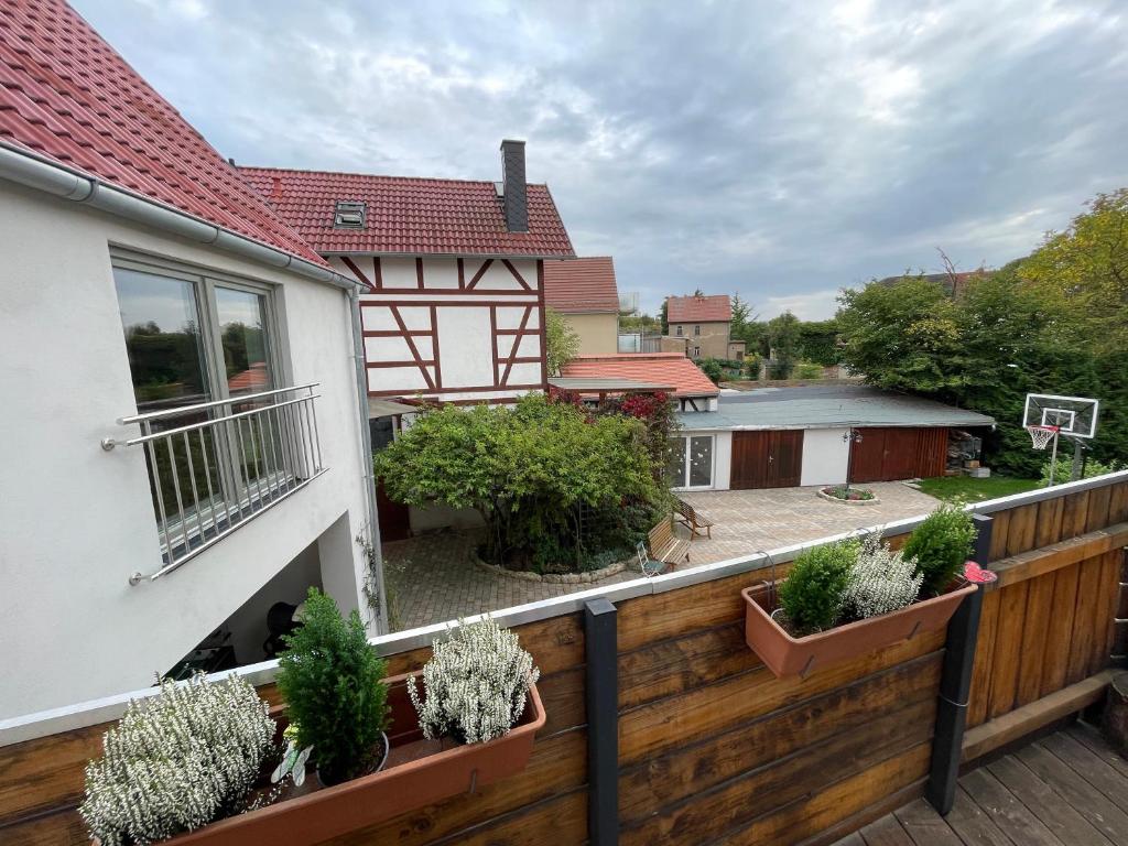 a balcony with potted plants on a house at Ferienwohnung Happynest in Jena