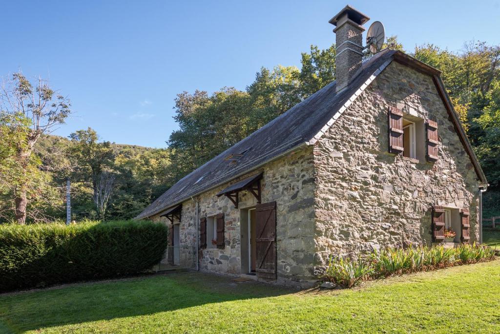 an old stone building with a chimney on top at Gite Dans Grange Foraine - Baou in Artalens-Souin