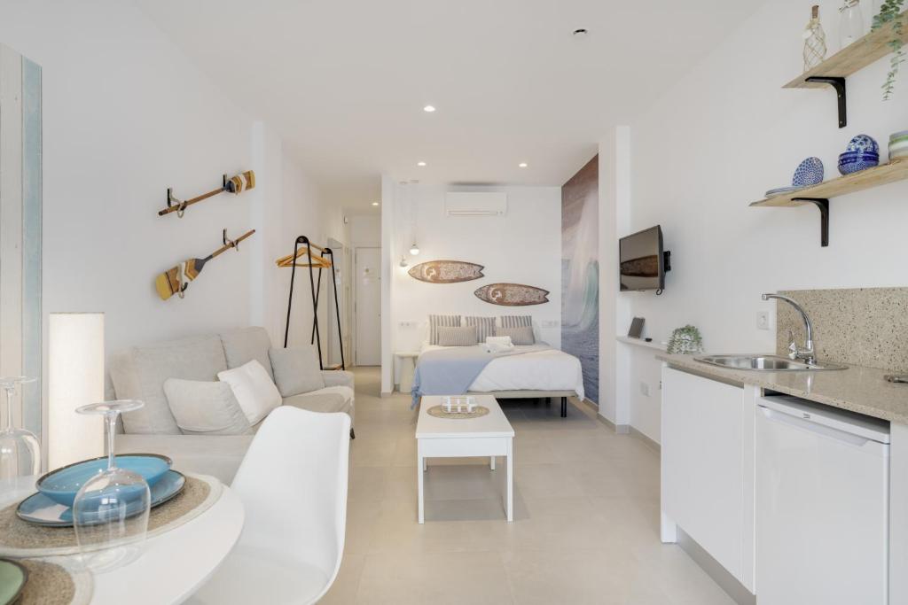 a white living room with a couch and a bed at Apartamento Blue Wave 1 10 in Tarifa