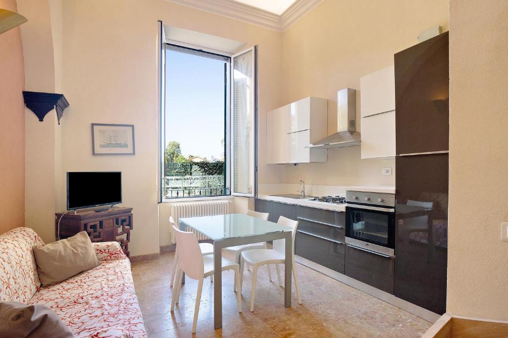 a living room with a table and a kitchen at Buddha, borgo dei pescatori in Cervo