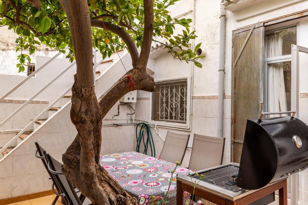 a table and a tree in front of a house at Cas Llimoner in Palma de Mallorca