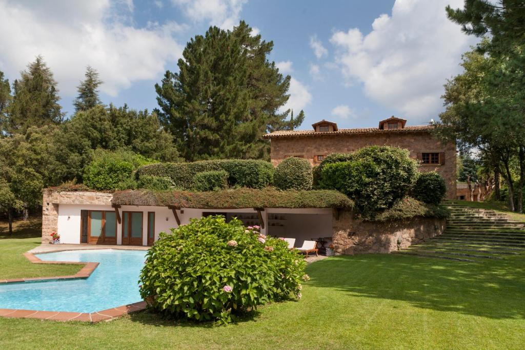 a house with a swimming pool in a yard at Gran Castanyer in Viladrau