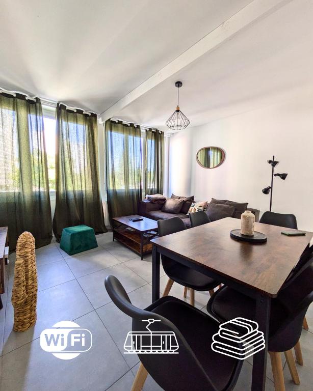 a living room with a table and a couch at Appartement lumineux et spacieux 70m2 proche de tout - 3 chambres in Nantes