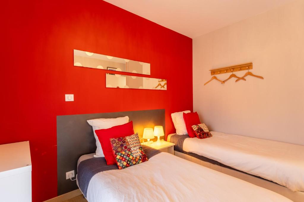 a red room with two beds with red walls at Chambre - Joubarbe in Aroue