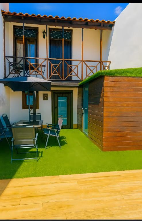 a house with a yard with chairs and a table at Casa Miranda 3 in Igueste