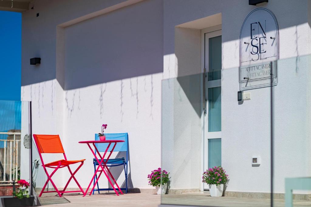 two chairs and a table on the side of a building at EnSe Affittacamere in Tortolì