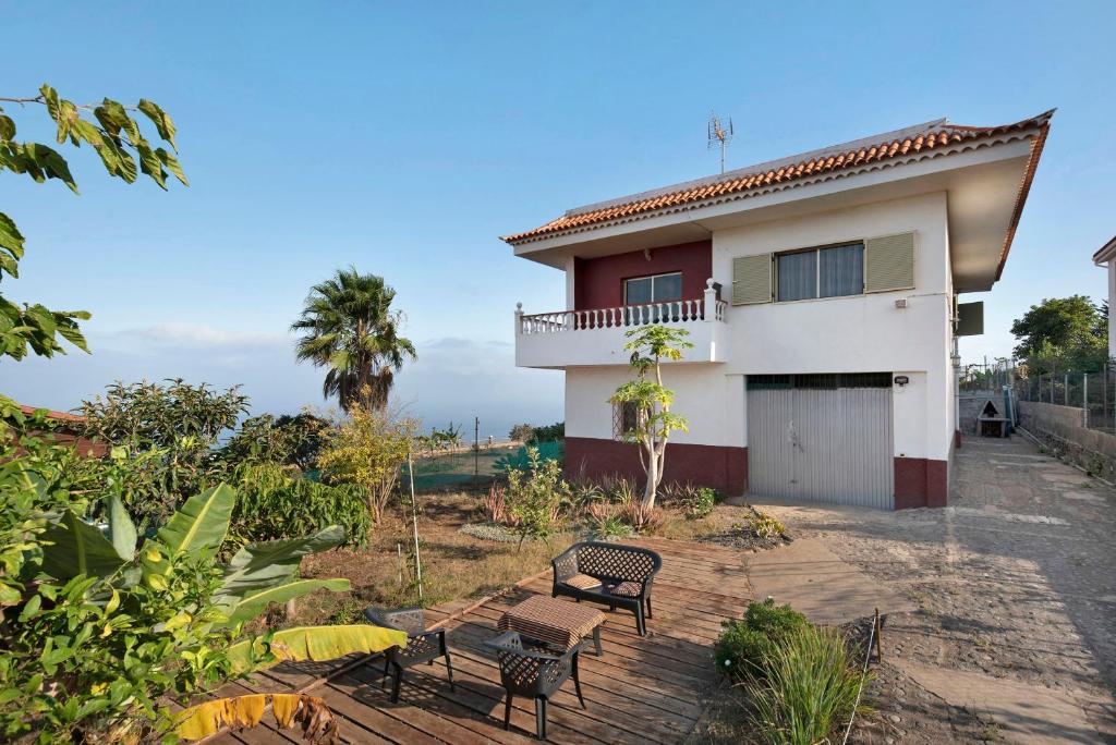 a house with a table and chairs in front of it at Jalón de Cameros in Tacoronte
