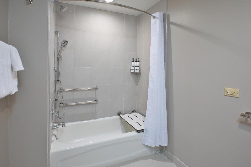 Embassy Suites by Hilton Franklin Cool Spring - Suite Queen Con Vasca - Accessibile Ai Disabili