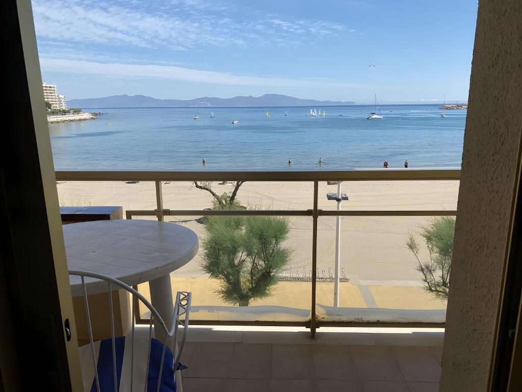a view of the beach from the balcony of a condo at Apartamento Platja Mar 2 in L'Escala