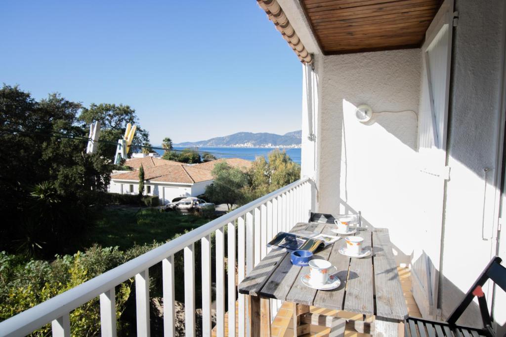 stolik na balkonie z widokiem na ocean w obiekcie Duplex w mieście Grosseto-Prugna