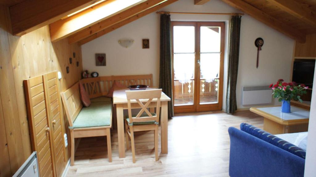 a living room with a table and a dining room at Ferienwohnung Kramerblick in Grainau