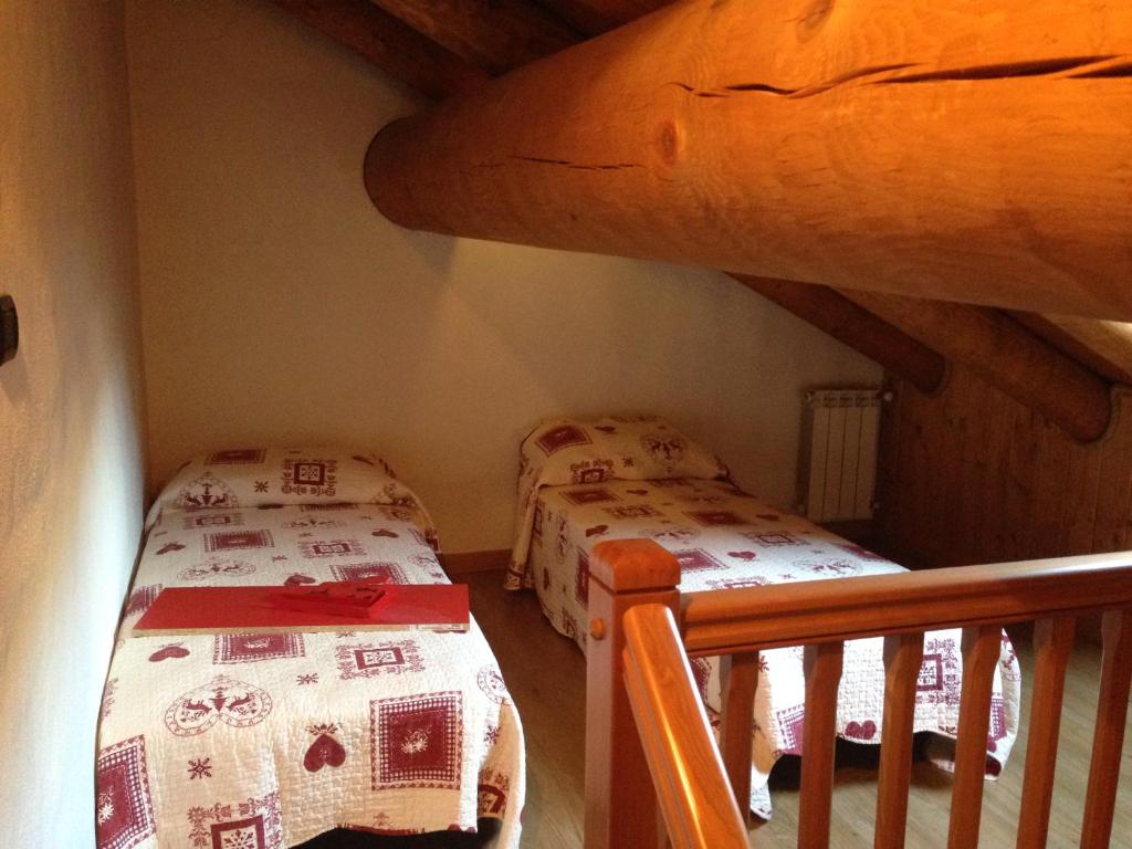 a bedroom with two beds in a attic at Maison des Challant in Challand Saint Victor