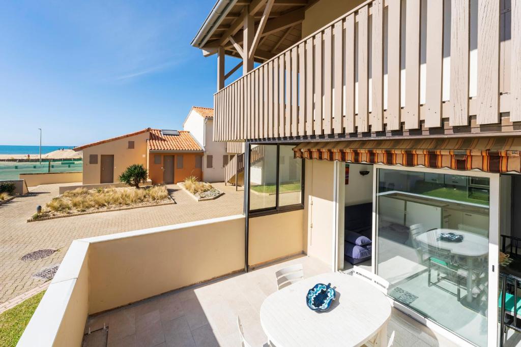 a view of the patio of a house at Evasion Atlantique, accès plage in Capbreton