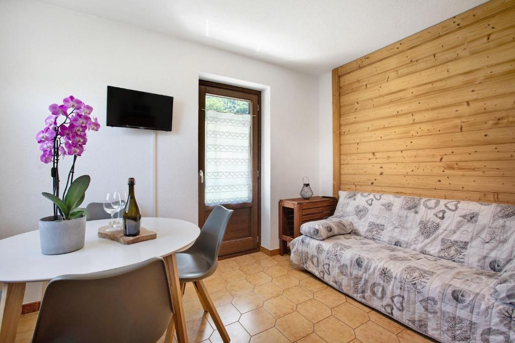 a living room with a table and a couch at Maison Le Cré Appartamento 4 in Introd