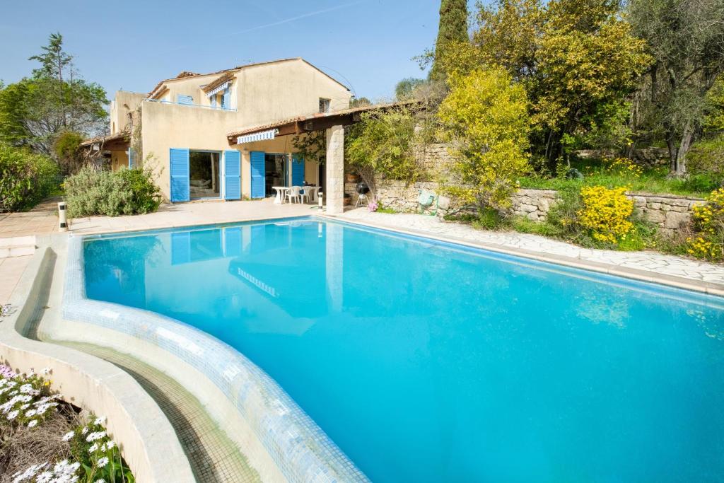a swimming pool in front of a house at Appartement Numéro 2 - piscine in Valbonne