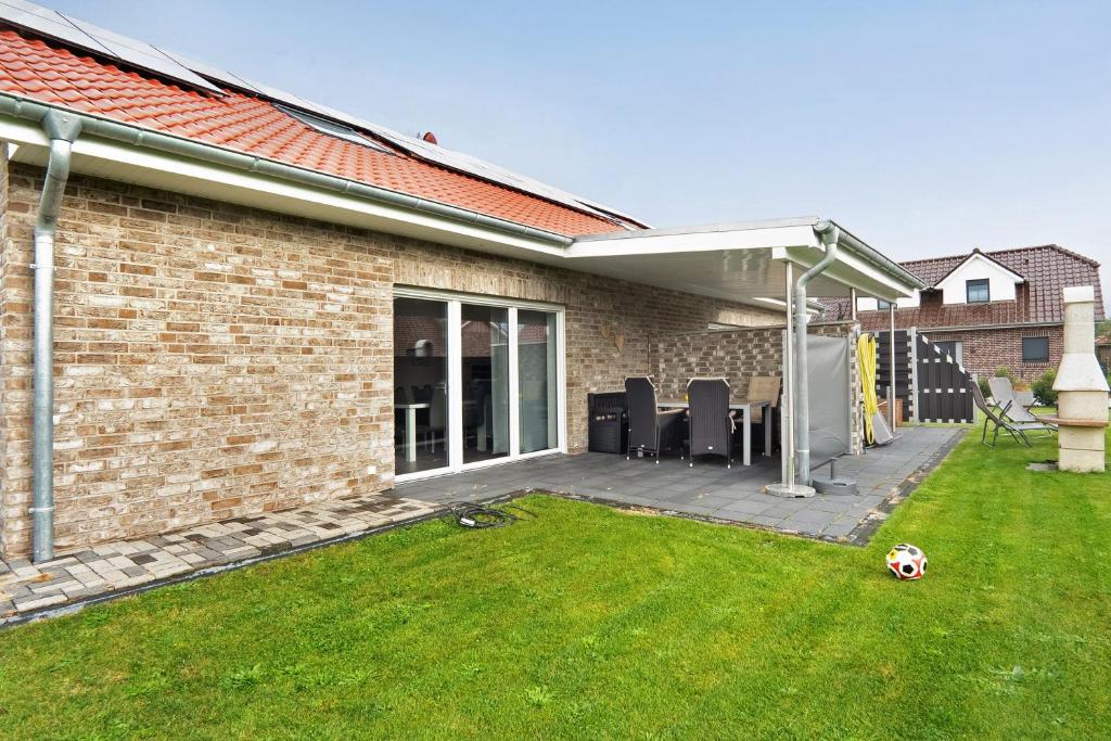a backyard with a soccer ball in the grass at Speicherhäuschen Maike in Geeste