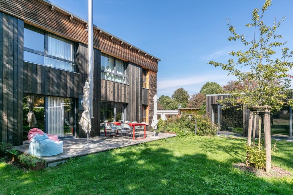 a backyard of a house with a lawn at Ferienwohnung 250m zum Grimnitzsee in Joachimsthal