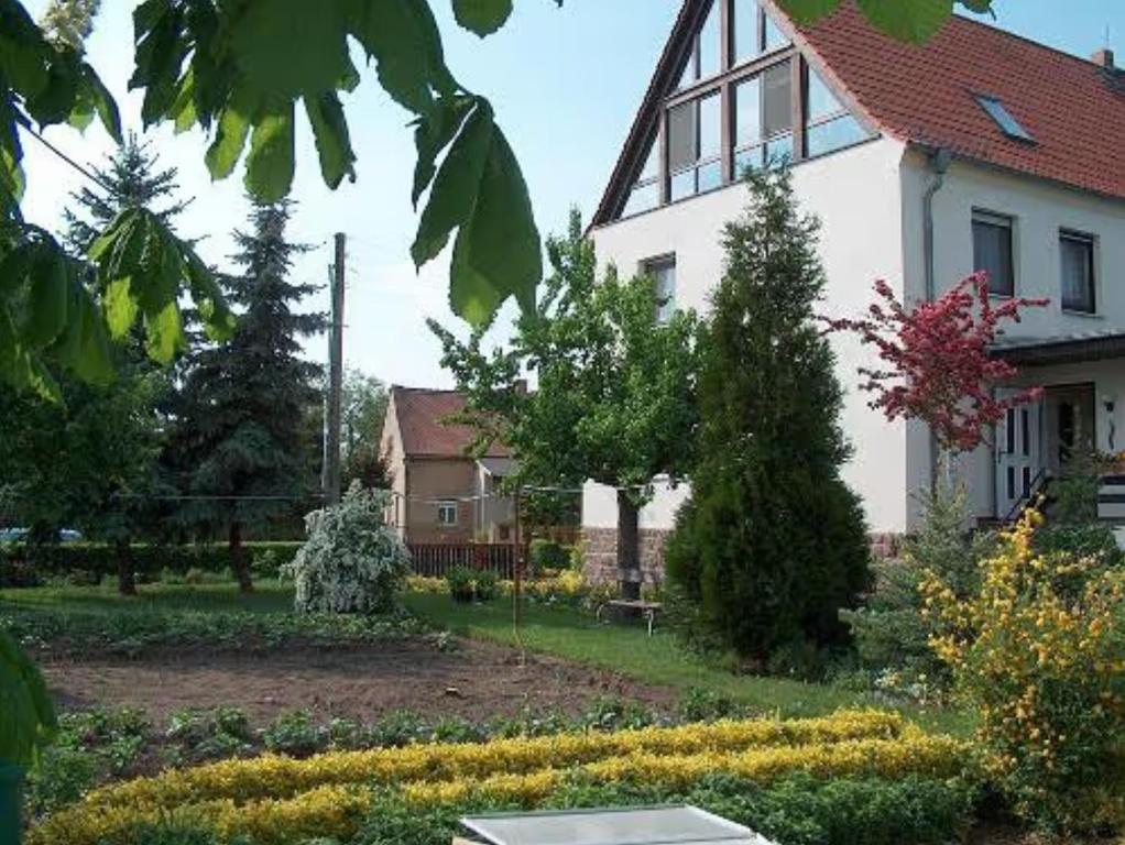 a house with a garden in front of it at Apartment für 3, nicht für Monteure in Niederau