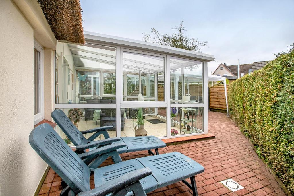 two chairs and a table on a patio at Ferienhaus Bruhn in Flensburg