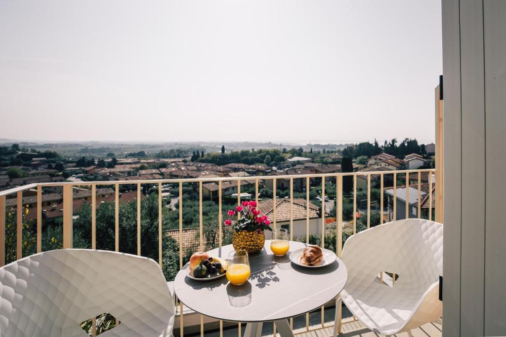 a table with plates of food on a balcony at Cavalino Boutique 2 in Cavaion Veronese