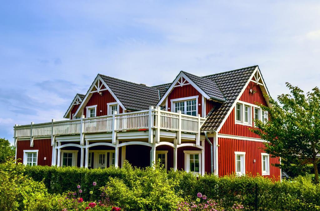a large red house with a gambrel roof at Tine und Claras Ferienhaus in Ringsberg