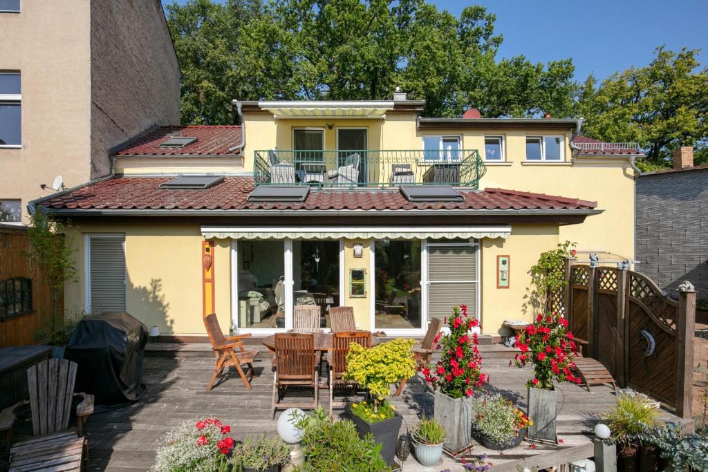 a house with a patio with a table and chairs at Ferienhaus Jasmin in Neuruppin