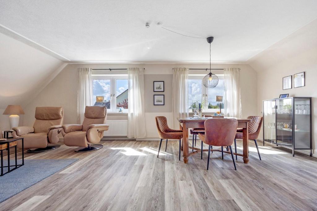 a living room with a dining room table and chairs at Ferienwohnung Harzreich in Seesen