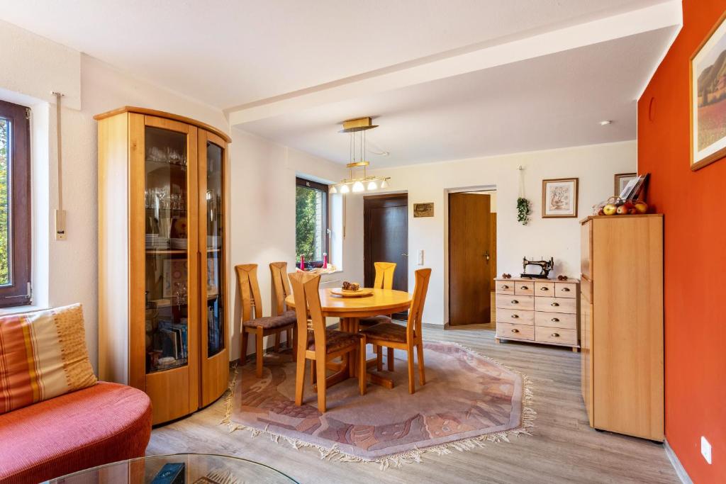 a kitchen and dining room with a table and chairs at Ferienwohnung am Mozarthügel in Warstein