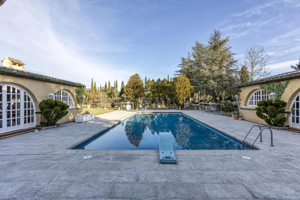 a swimming pool in the middle of a yard at Bosque Apartamento in Girona
