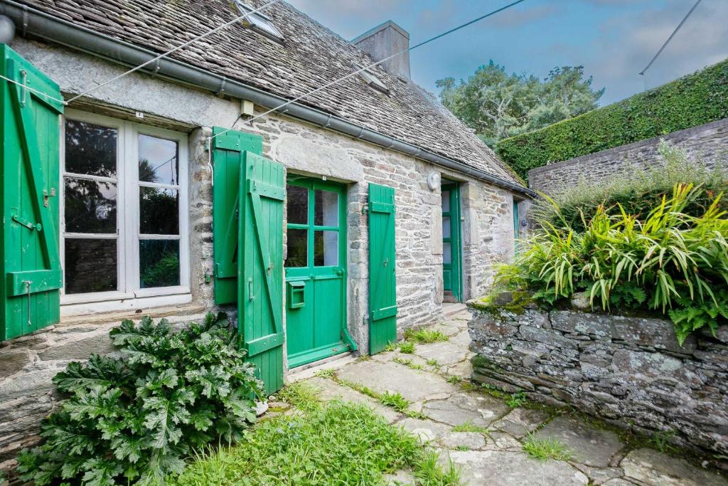 an old stone house with green shutters at Ker Ar Vro - Maison atypique in Locquirec
