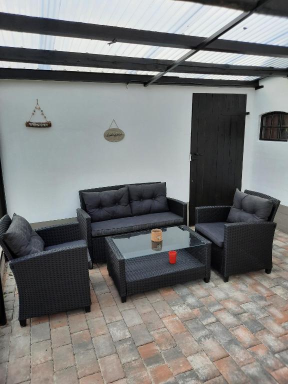 ein Wohnzimmer mit Sofas und einem Couchtisch in der Unterkunft Bei Heike in Zetel