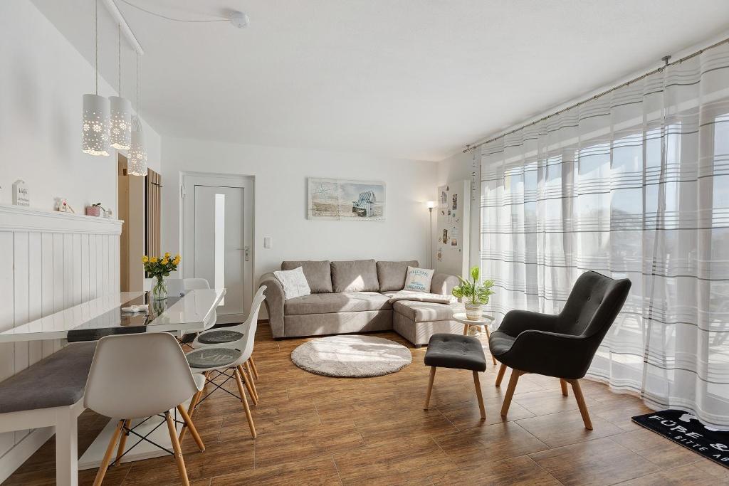 a living room with a couch and a table at bleib. Boutique Premium Lake House in Allensbach