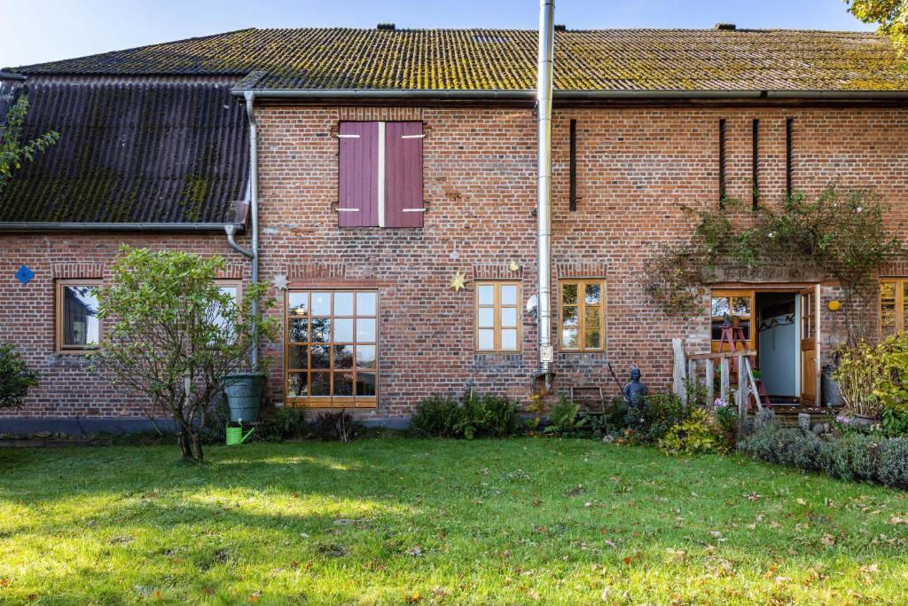 ein Backsteinhaus mit einem Hof davor in der Unterkunft Studiowohnung To Huus in Tappendorf