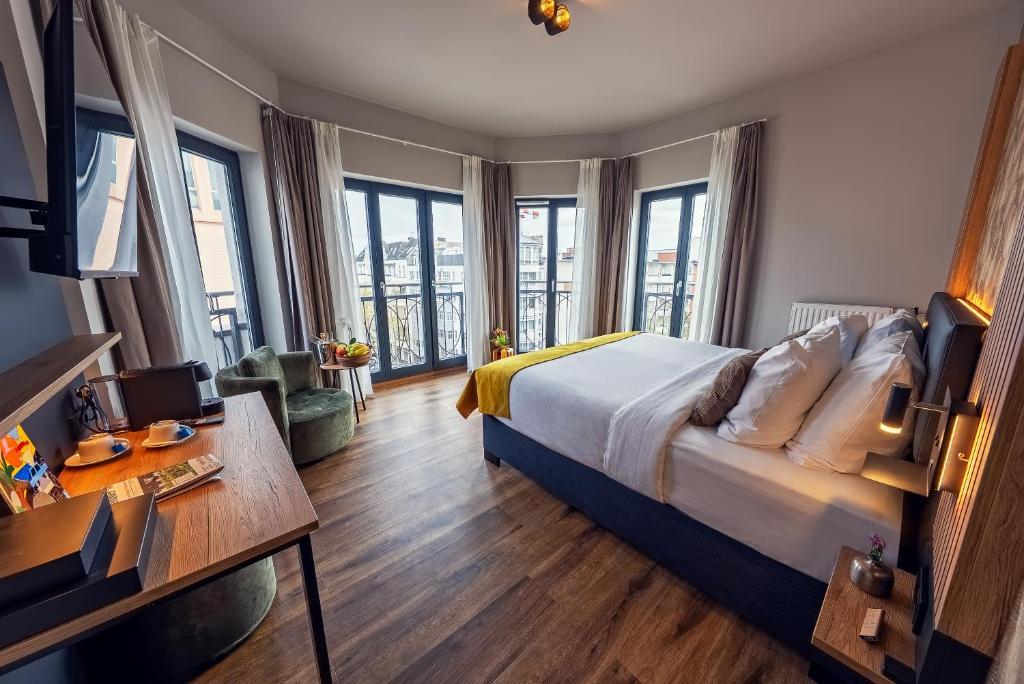 a hotel room with a bed and a desk at Residency NO7 in Berlin