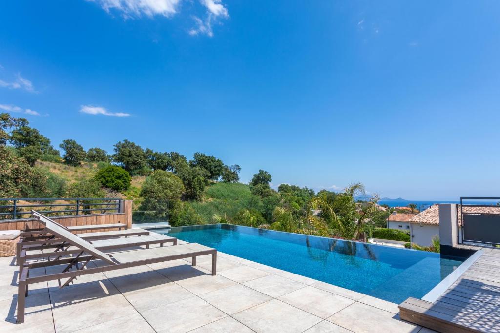 Villa Belenos Piscine vue mer photo