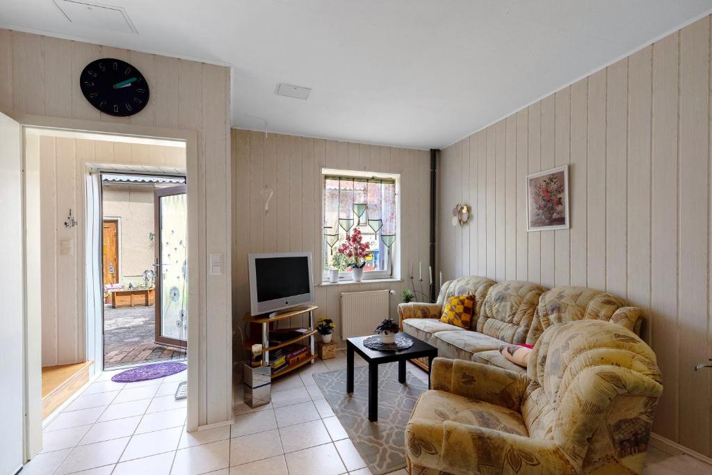 a living room with a couch and a tv at Wohnung Im Hinterhof in Querfurt