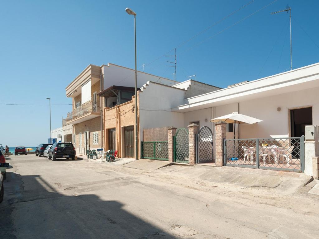 an empty street in front of a building at Villa Tetta sul mare in Torre Lapillo